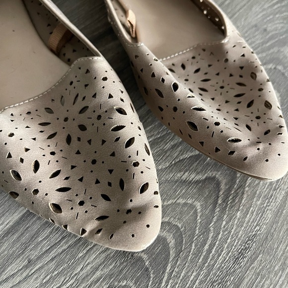 Tan floral cut out flats 🥿 - Picture 5 of 5